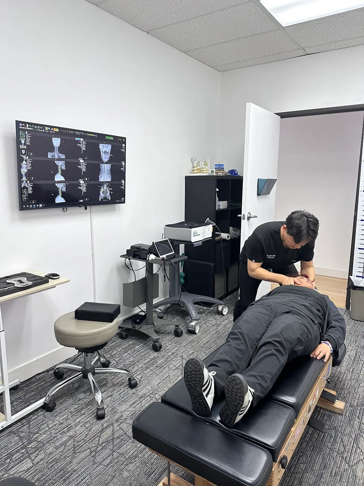 AJ Chiropractic Clinic — Chiropractic in Wilshire Blvd, Los Angeles