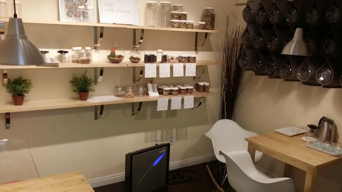 Well Being Q Acupuncturist, 파동병원 — Acupuncture in Wilshire Pl, Los Angeles